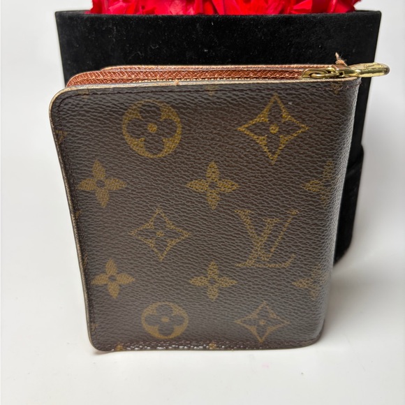 Louis Vuitton Zippy Compact Monogram Wallet - Picture 2 of 10